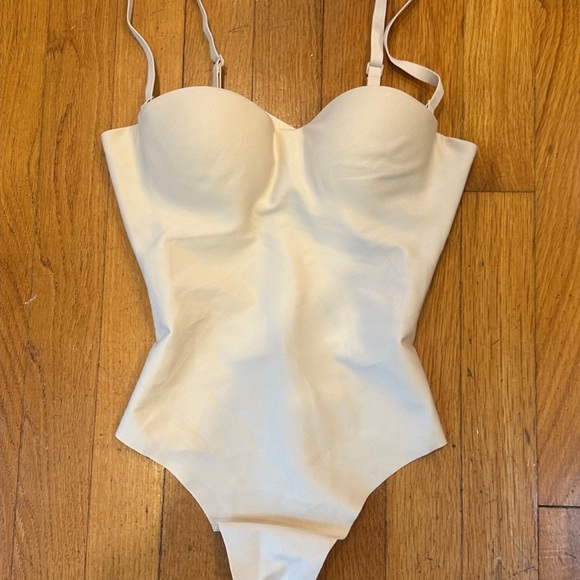 SKIMS molded underwire Bodysuit with Adjustable Straps, size XS sand - Picture 5 of 7